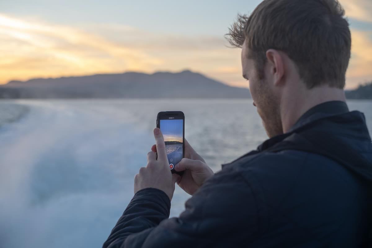 Creating short-form videos and transition effects using a smartphone. Creating short-form videos and transition effects using a smartphone.